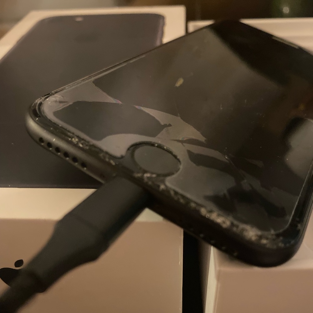 Black IPhone 7 - Picture 4 of 6